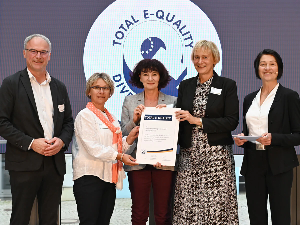 Bereits 6. Mal wurde die LEG für ihr erfolgreiches Engagement mit dem TOTAL E-Quality Prädikat ausgezeichnet. Bildbeschreibung / description: Bereits 6. Mal wurde die LEG für ihr erfolgreiches Engagement mit dem TOTAL E-Quality Prädikat ausgezeichnet.