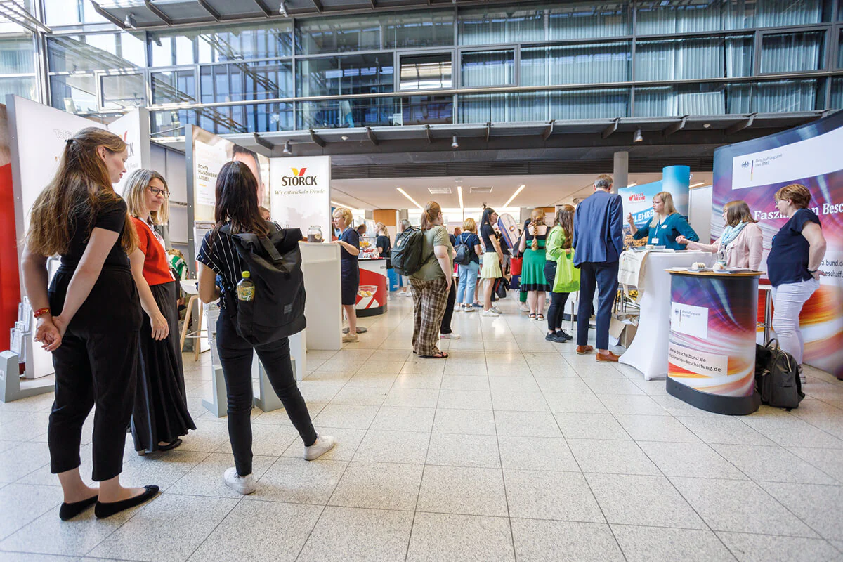 Bildbeschreibung / description: Viele Menschen unterhalten sich auf einer Messe im COMCENTER Brühl