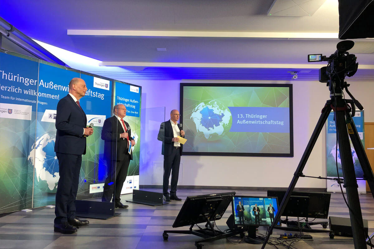 COMCENTER Slide 11 Bildbeschreibung / description: Aufnahmen und Live-Übertragung einer Veranstaltung