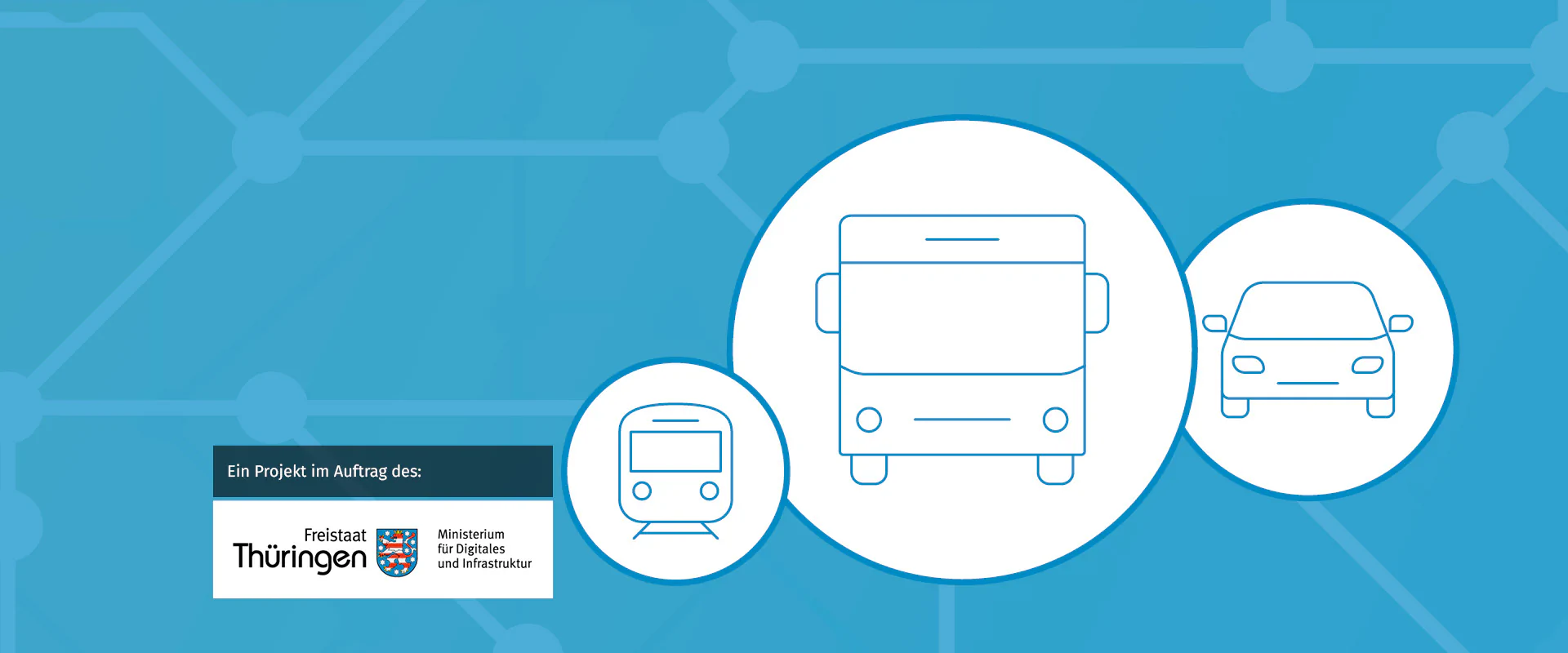 Bildbeschreibung / description: Drei Icons von Bus, Bahn und PKW auf blauem Hintergrund. Schriftzug: Ein Projekt im Auftrag des Thüringer Ministeriums für Digitales und Infrastruktur ist eingebettet.