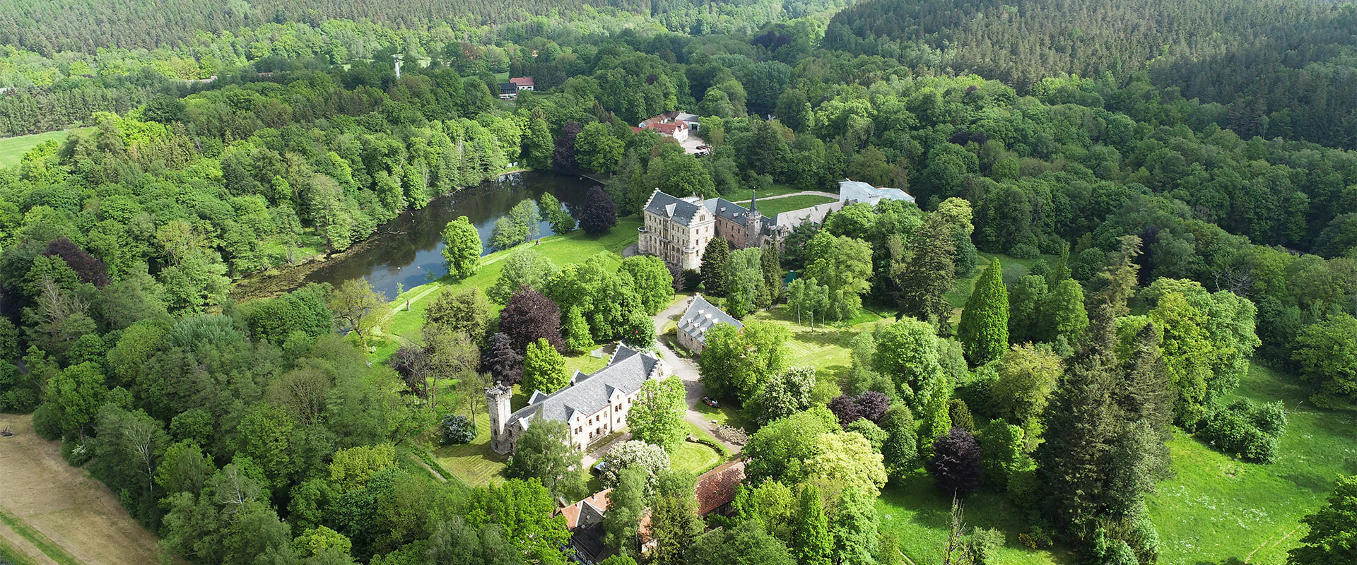 Bildbeschreibung / description: Drohnenaufnahme des Schloss Reinhardsbrunn bei sonnigem Wetter im Sommer