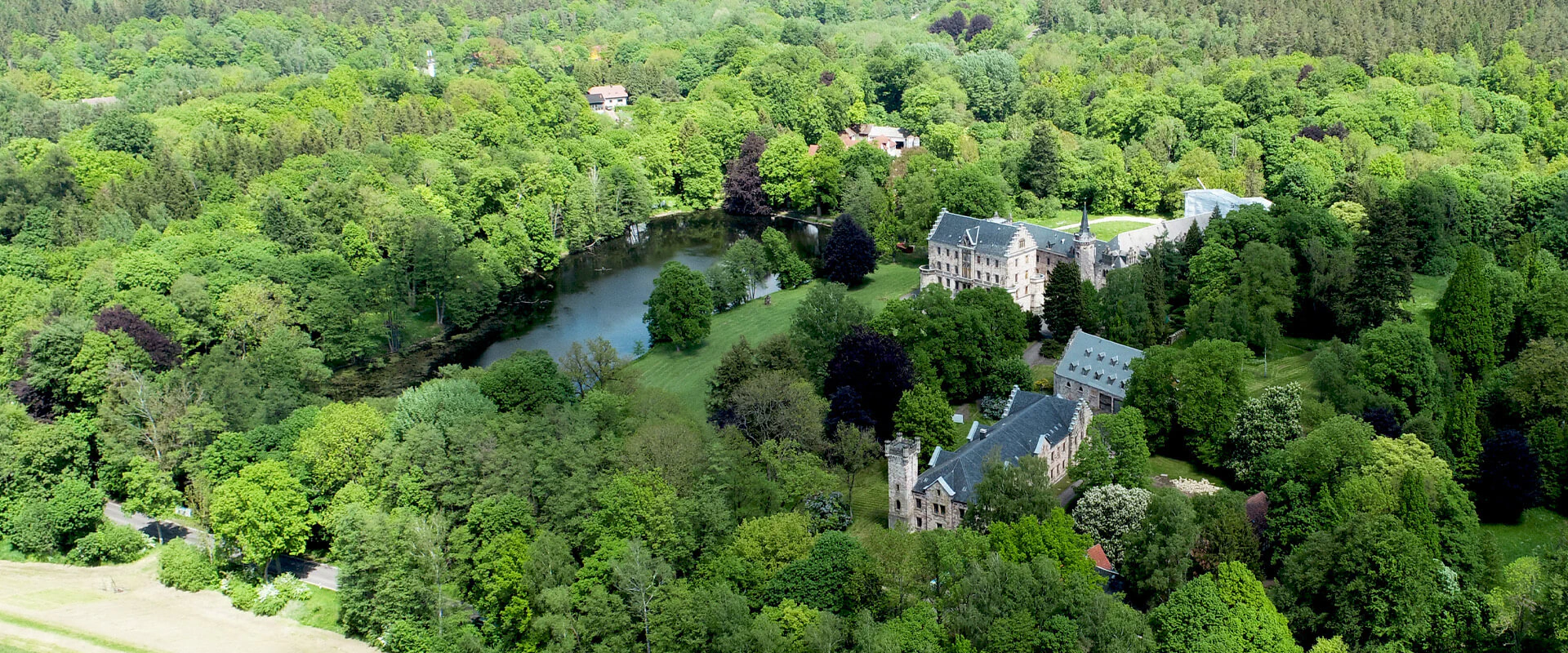 Bildbeschreibung / description: Drohnenaufnahme des Schloss Reinhardsbrunn bei sonnigem Wetter im Sommer