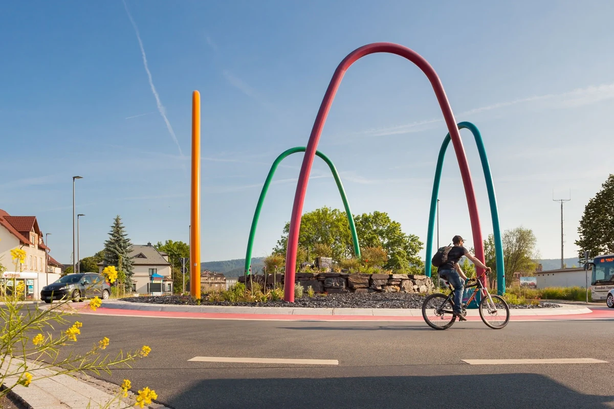 Bildbeschreibung / description: Kreisverkehr in Saalfeld mit 4 großen bunten Bögen aus Metall im Zentrum