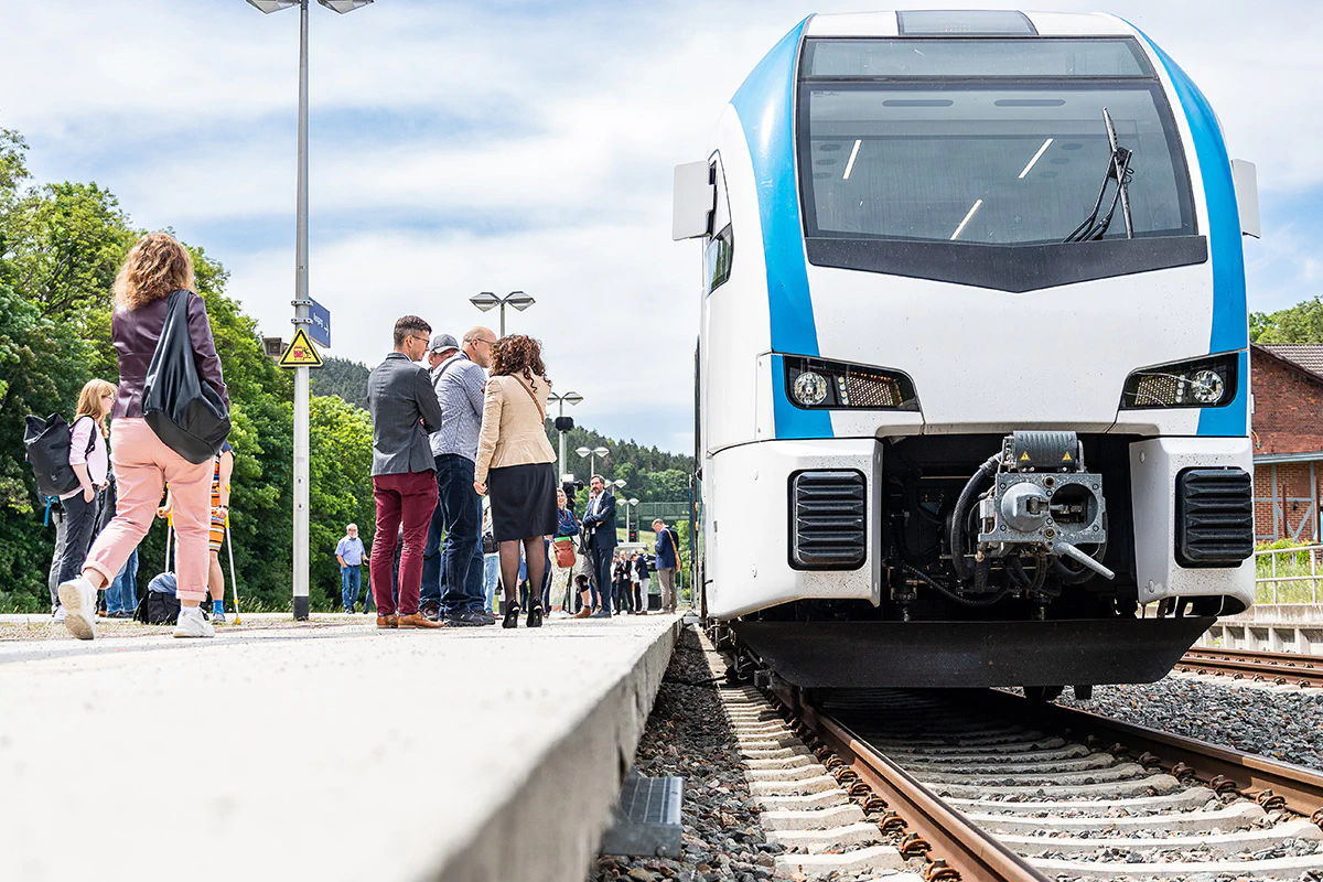 Bildbeschreibung / description: Wasserstoffzug an einem Bahnsteig