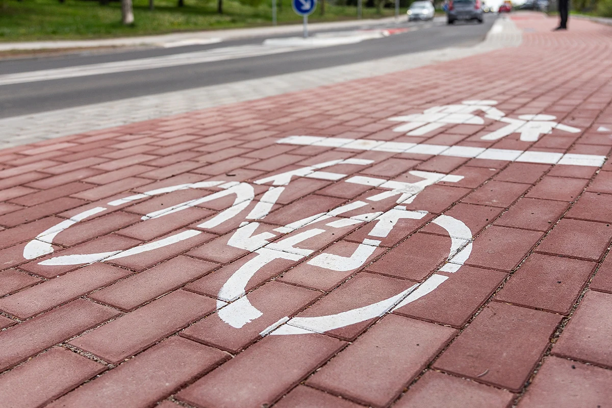 Bildbeschreibung / description: Fahrradweg mit Radsymbol