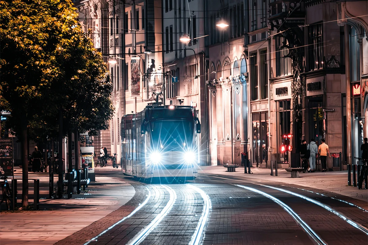 Bildbeschreibung / description: fahrende Straßenbahn im Dunkeln