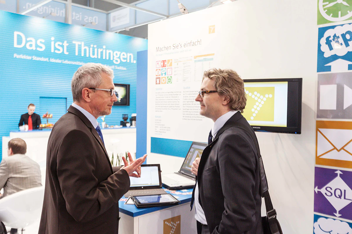 Zwei Männer im Gespräch auf der Messe CEBIT