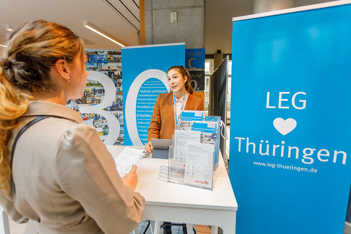 Zwei Frauen an einem Messestand